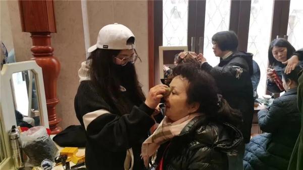 上海《甄嬛传》阿姨们又"杀"去横店了，这次挑战的大热剧是…