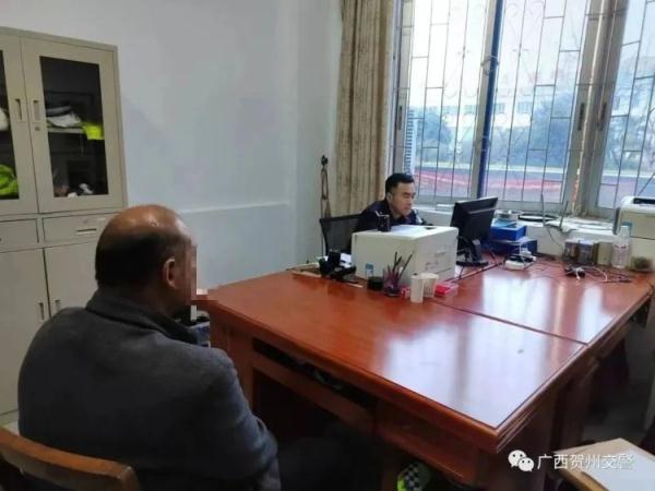 男子驾车撞护栏后报警：“有车撞我！”对方司机表示：绝无这种可能…