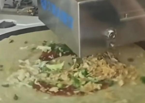 科技与狠活！北京一地铁站外惊现全自动“煎饼机器人”