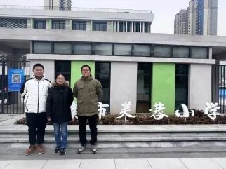 关键时刻破门而入，老师家长接力救下一家三口！