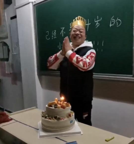 “老师，班里有人打架！”班主任一溜小跑赶到教室后惊了……