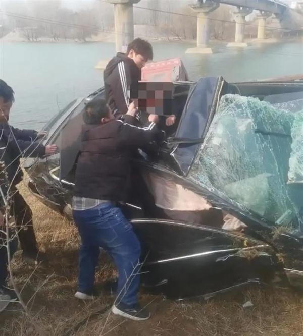 19岁小伙救出被困司机十多分钟后,车爆炸了! 19岁小伙救出被困司机十多分钟后,车爆炸了!