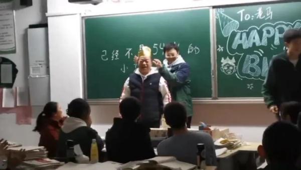 “老师，班里有人打架！”班主任一溜小跑赶到教室后惊了……