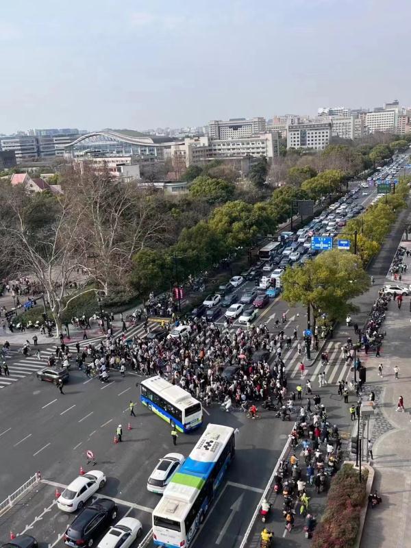 “半个杭州的人都来了吧!”今天的杭州,再次刷屏朋友圈! “半个杭州的人都来了吧!”今天的杭州,再次刷屏朋友圈!