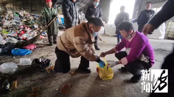 "我不相信银行"上海阿婆每天出门都带几十万现金…最担心的事发生了