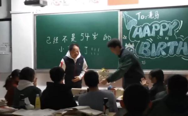 “老师，班里有人打架！”班主任一溜小跑赶到教室后惊了……