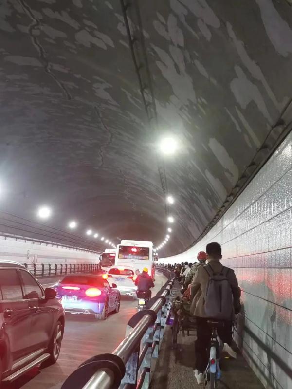 “半个杭州的人都来了吧!”今天的杭州,再次刷屏朋友圈! “半个杭州的人都来了吧!”今天的杭州,再次刷屏朋友圈!