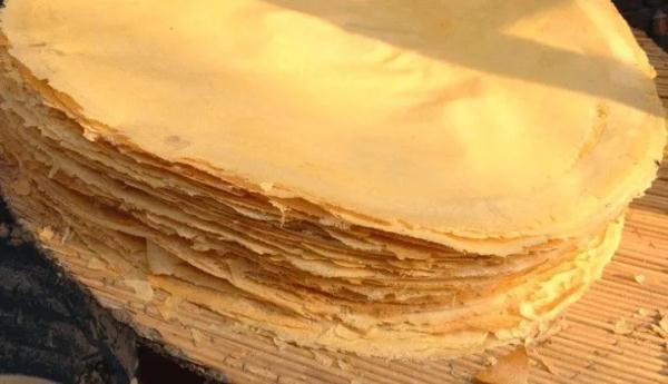 他大口吃着发硬的煎饼，背后原因哭了