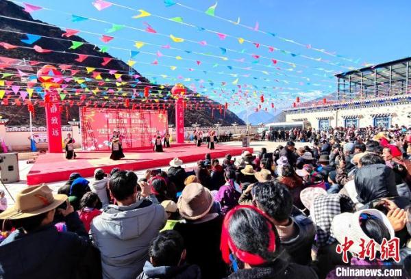 西藏芒康迎“村晚” 民众舞台齐欢腾