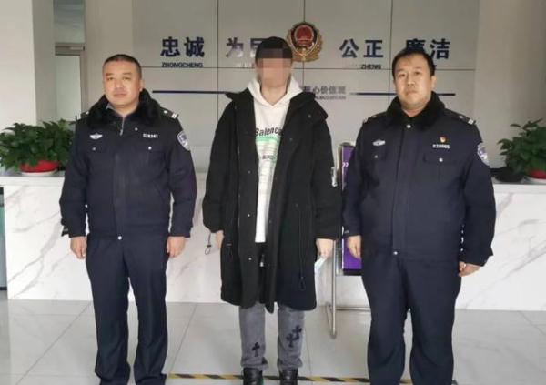 买卖“宠物”被抓，箱子里竟然是球蟒