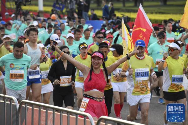 马拉松|中国选手何杰夺得深圳马拉松男子冠军 马拉松|中国选手何杰夺得深圳马拉松男子冠军