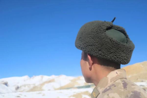 他大口吃着发硬的煎饼，背后原因哭了