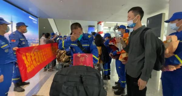 他们平安回国! 他们平安回国!