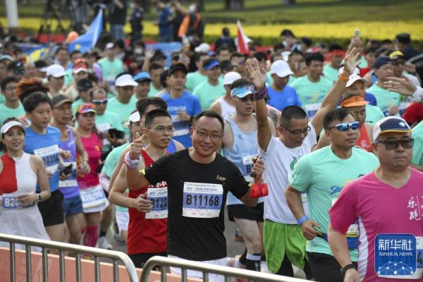 马拉松|中国选手何杰夺得深圳马拉松男子冠军 马拉松|中国选手何杰夺得深圳马拉松男子冠军