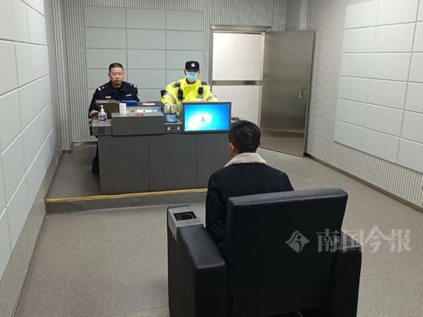酒后开车、强行冲卡、持刀反抗……两男子被抓！