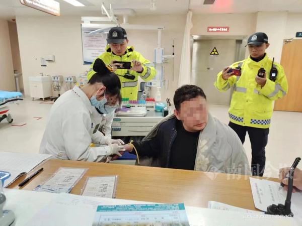 酒后开车、强行冲卡、持刀反抗……两男子被抓！