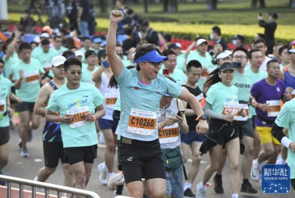 马拉松|中国选手何杰夺得深圳马拉松男子冠军 马拉松|中国选手何杰夺得深圳马拉松男子冠军