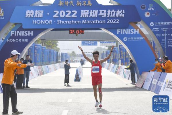 马拉松|中国选手何杰夺得深圳马拉松男子冠军 马拉松|中国选手何杰夺得深圳马拉松男子冠军