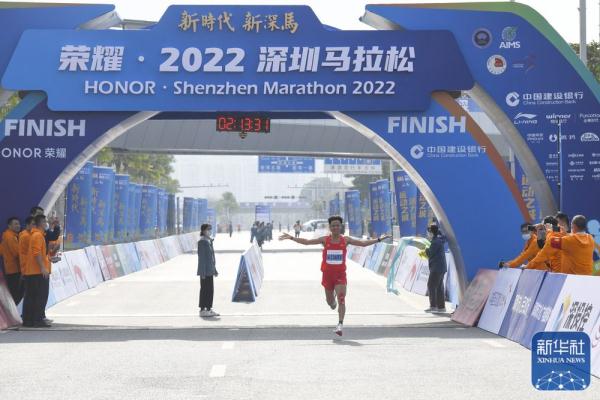 马拉松|中国选手何杰夺得深圳马拉松男子冠军 马拉松|中国选手何杰夺得深圳马拉松男子冠军