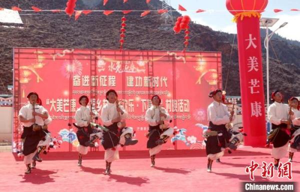 西藏芒康迎“村晚” 民众舞台齐欢腾