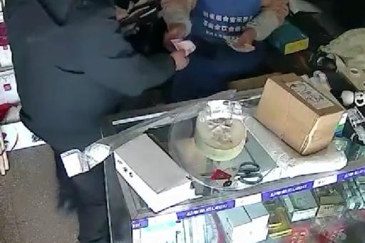 男子专挑这些人诈骗零钱，警方果断出手将其抓获