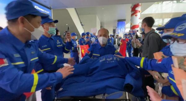 他们平安回国! 他们平安回国!