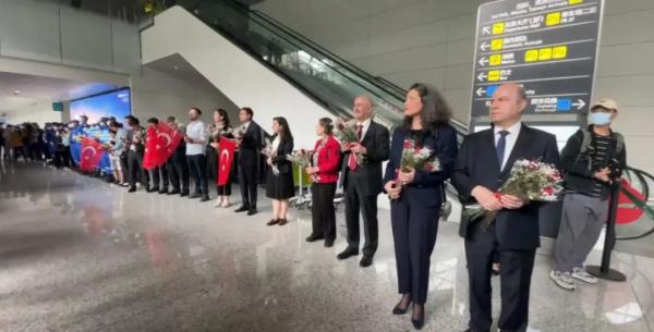 他们平安回国! 他们平安回国!