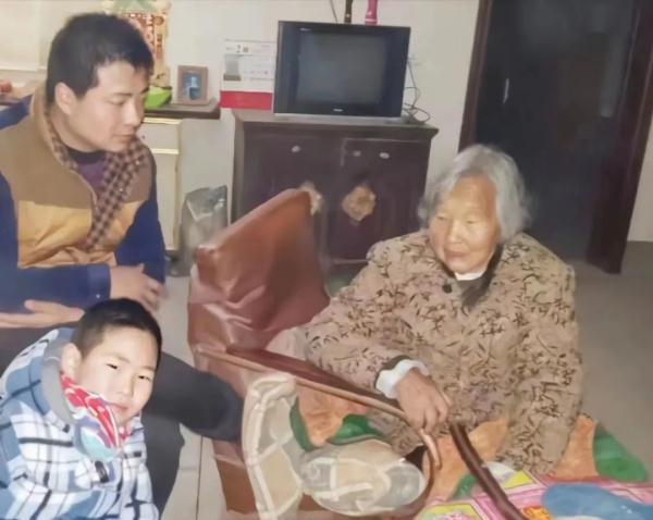 他大口吃着发硬的煎饼，背后原因哭了