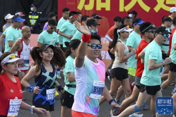 马拉松|中国选手何杰夺得深圳马拉松男子冠军 马拉松|中国选手何杰夺得深圳马拉松男子冠军