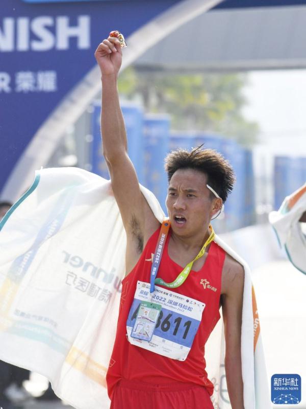 马拉松|中国选手何杰夺得深圳马拉松男子冠军 马拉松|中国选手何杰夺得深圳马拉松男子冠军