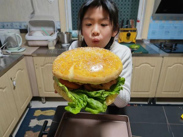 解锁近百种美食 10岁女孩梦想开餐厅