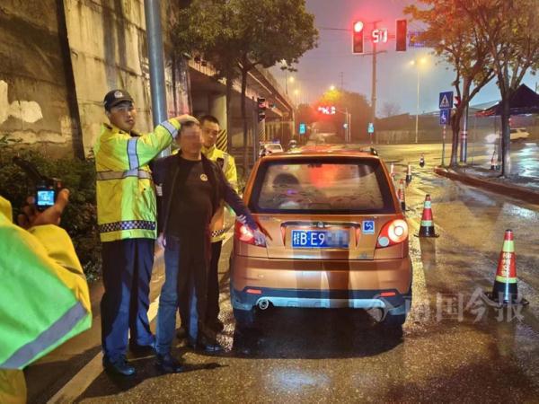 酒后开车、强行冲卡、持刀反抗……两男子被抓！
