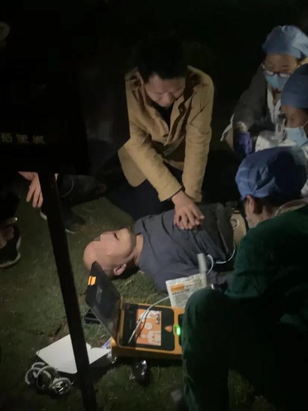 事发佛山！阿伯运动后心脏骤停，女儿心碎喊爸！路过医生跪地抢救“起死回生”！