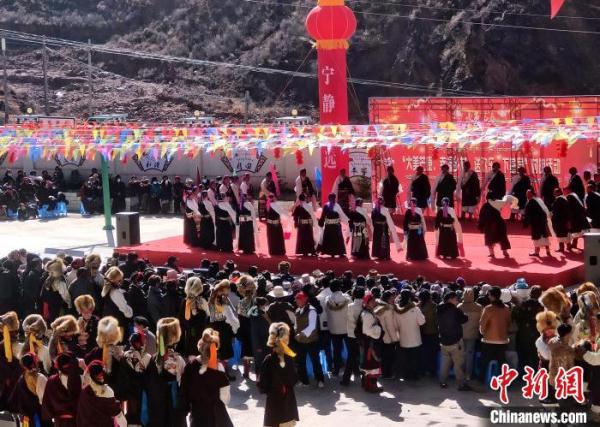 西藏芒康迎“村晚” 民众舞台齐欢腾