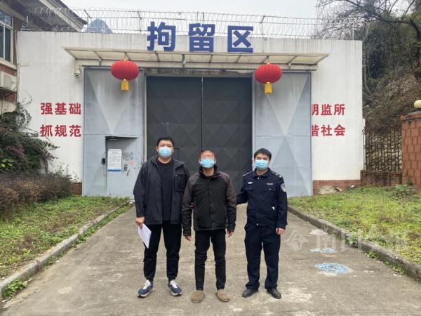 酒后开车、强行冲卡、持刀反抗……两男子被抓！
