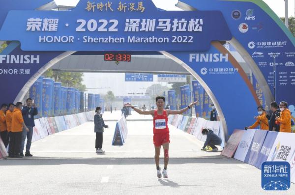 马拉松|中国选手何杰夺得深圳马拉松男子冠军 马拉松|中国选手何杰夺得深圳马拉松男子冠军