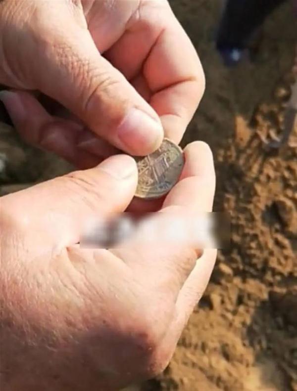 山东一村庄现“挖宝热” 山东一村庄现“挖宝热”