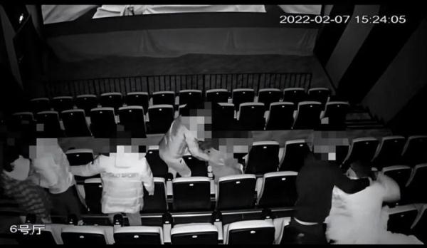 热搜！看电影遇后排观众“抖腿” ，男子一怒之下…栽了