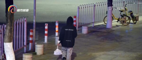 想不劳而获贪小便宜！外卖员频偷外卖被...