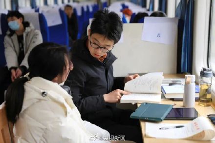 这列绿皮火车上有个移动自习室 这列绿皮火车上有个移动自习室