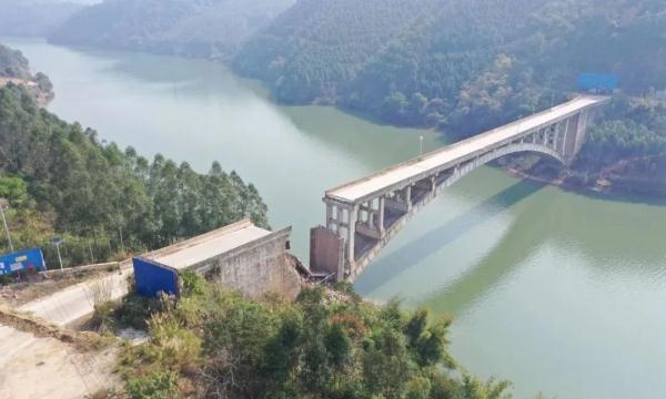 广西一大桥桥面发生坍塌！来往车辆注意绕行