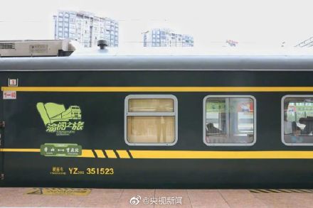 这列绿皮火车上有个移动自习室 这列绿皮火车上有个移动自习室