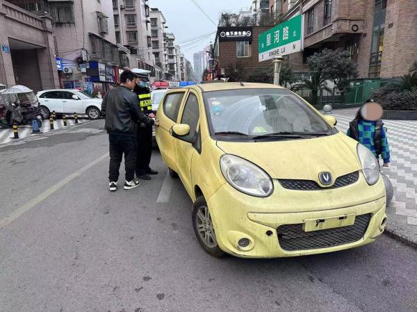 啊？为躲电子警察，贵阳男子把车牌“藏”起来…