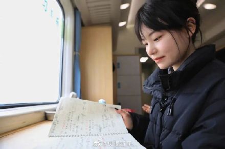这列绿皮火车上有个移动自习室 这列绿皮火车上有个移动自习室