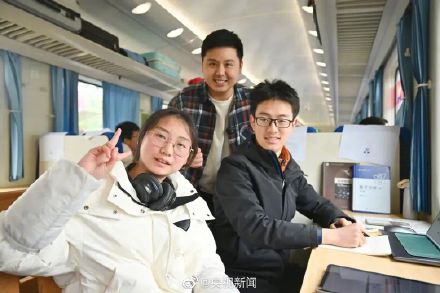 这列绿皮火车上有个移动自习室 这列绿皮火车上有个移动自习室
