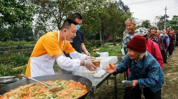 东北小伙免费给广西农村老人做饭，有人力挺，有人质疑作秀……