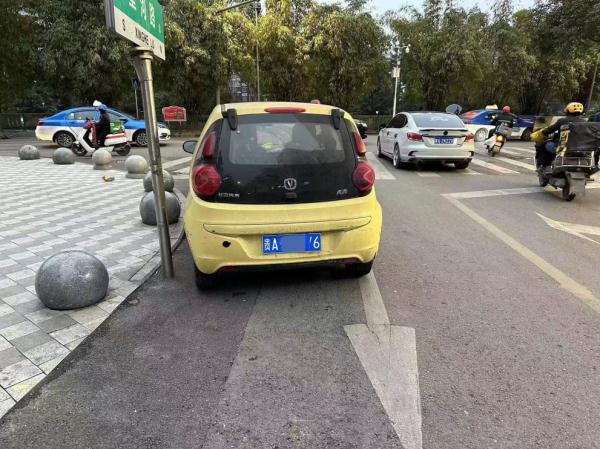 啊？为躲电子警察，贵阳男子把车牌“藏”起来…