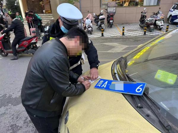 啊？为躲电子警察，贵阳男子把车牌“藏”起来…