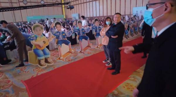 “给我1分钟筹集20万，不要拘留我！”艺人欠款不还，法官追到活动现场