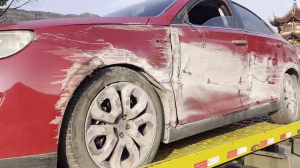 车撞成这样，只因一个饮料瓶……